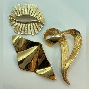 3 VINTAGE GOLDTONE GEOMETRICALLY STLED BROOCHES